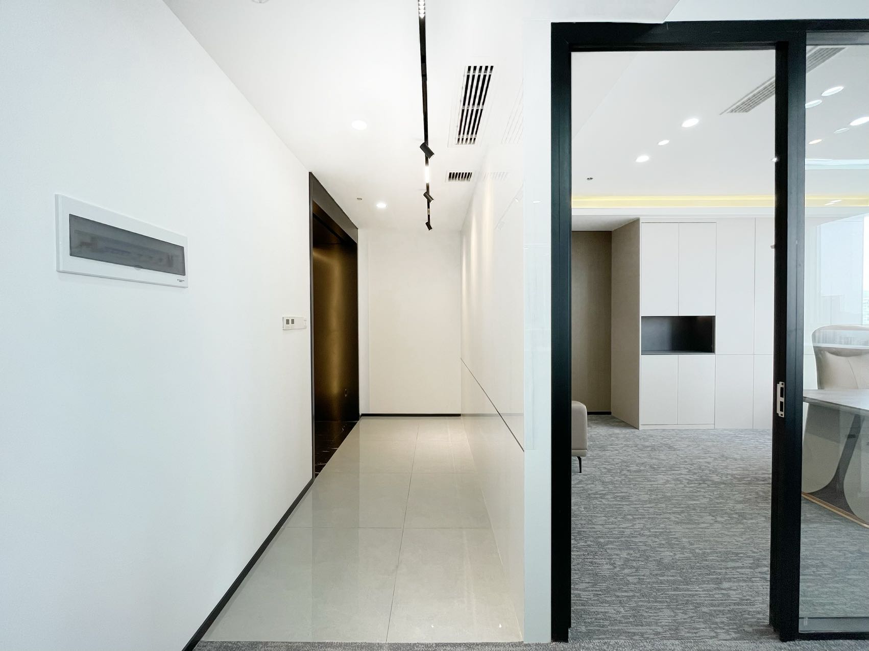 高新天府三街 楼王小户型 双面采光视野巴适 136平 3隔间8工位 近地铁 空调含能耗 希顿国际广场办公室出租