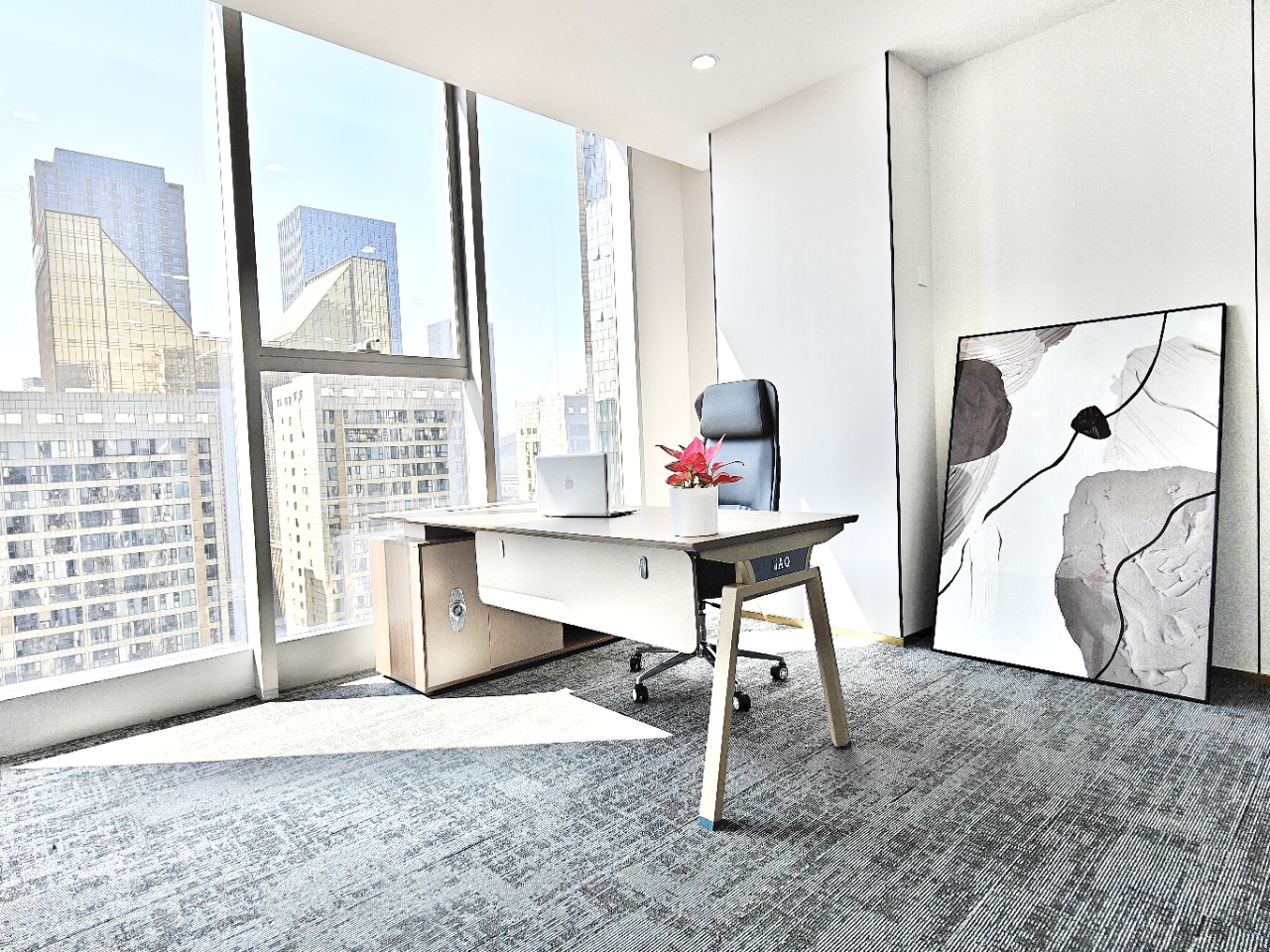 1号线孵化园9号线芯岛三四百米 329平方 4隔间40工位 双面采光 高区视野非常向阳 嘉煜金融科技中心办公室出租