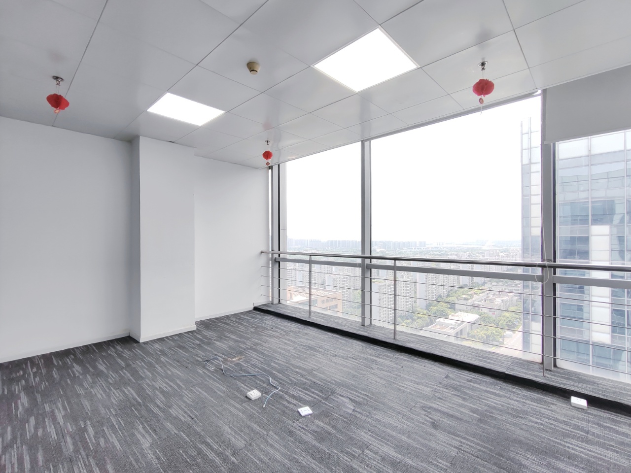 三线交汇高新区核心CBD孵化园地铁口 315平方 5隔间42工位 无加时费 奥克斯广场办公室出租