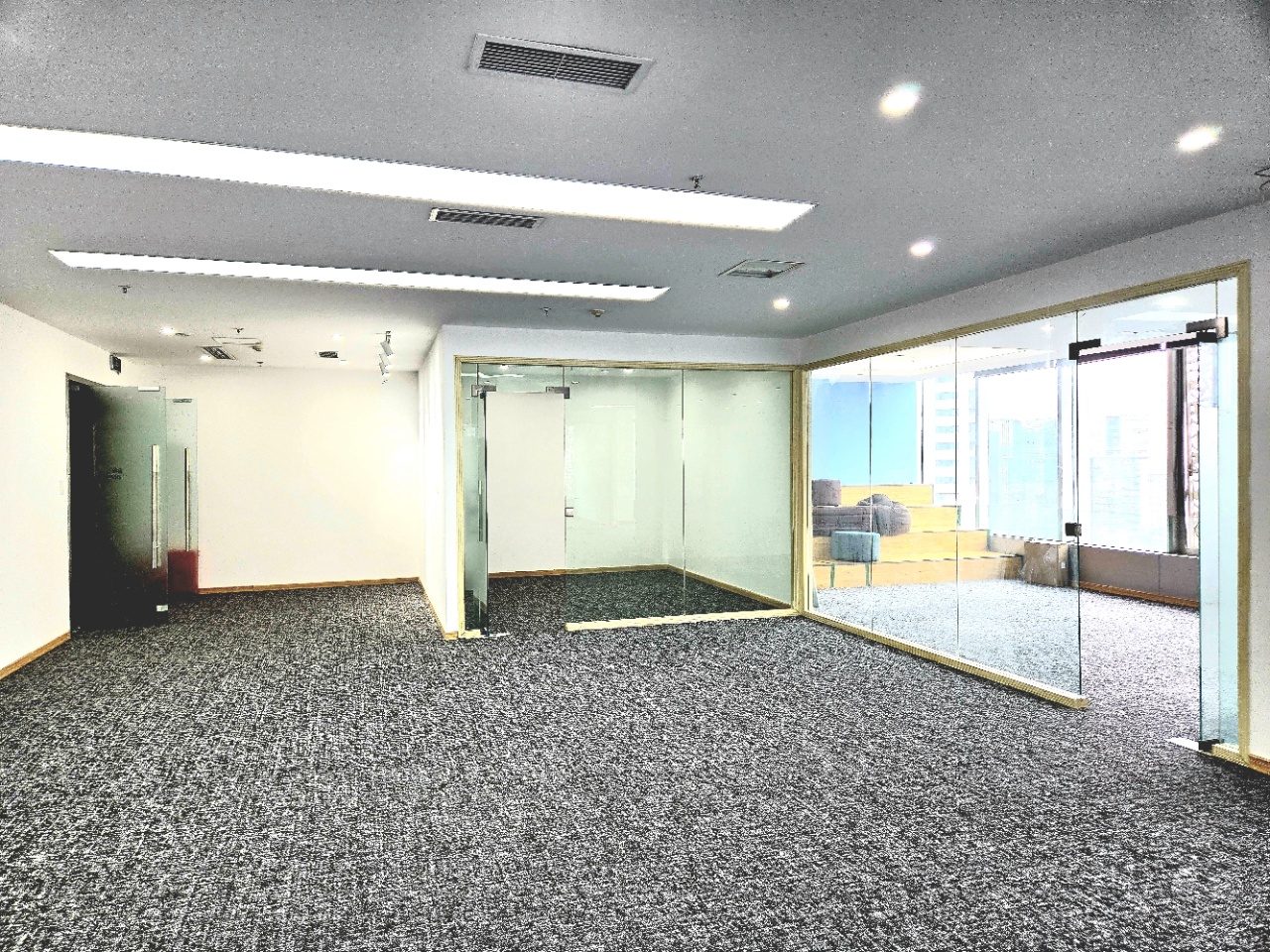 金融城电梯口双面采光户型 视野巴适 364平 5隔间40工位 带大隔间 可租可售 中航国际广场办公室出租