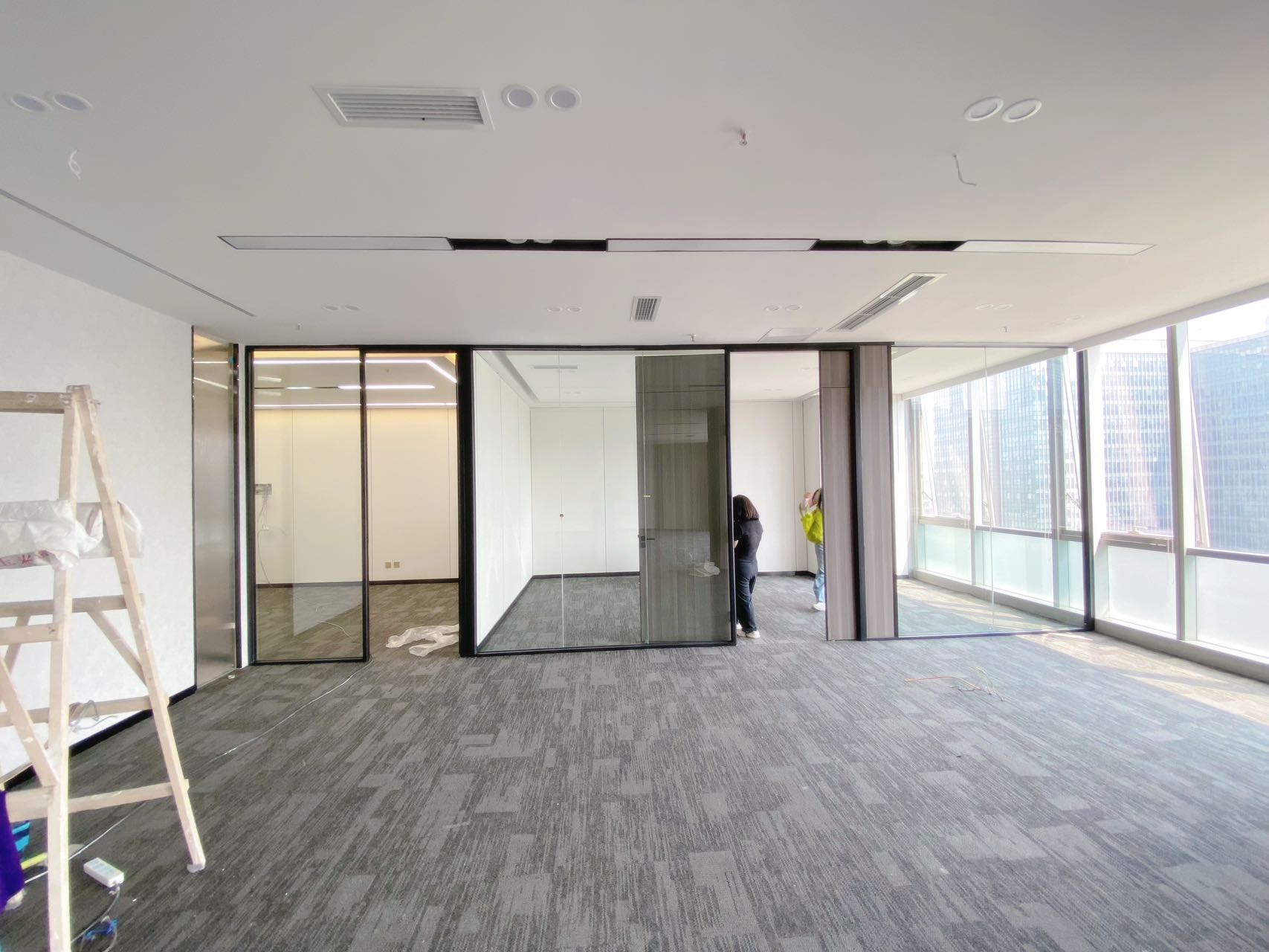 高新区24小时空调甲写楼盘 236平方 4隔间31工位  电梯口 采光视野巴适 带家具 晶科一号办公室出租