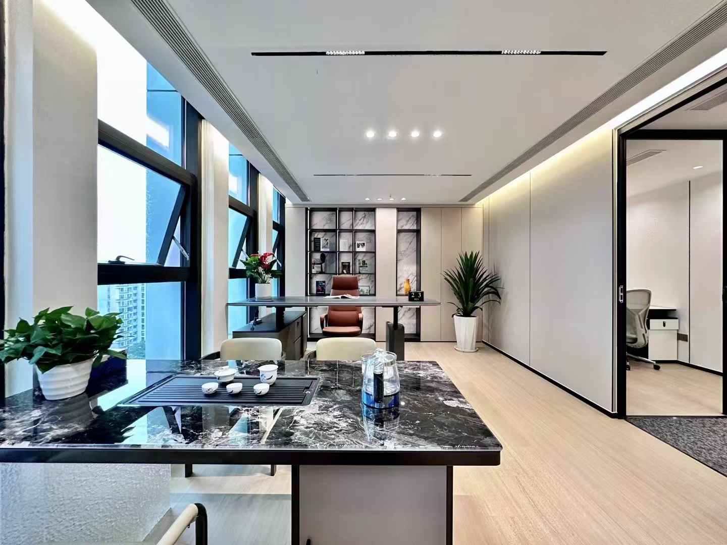 孵化园金融城版块 装修再度升级 348平 6隔间24工位 可升降老板桌 灵活变动 中航国际交流中心办公室出租