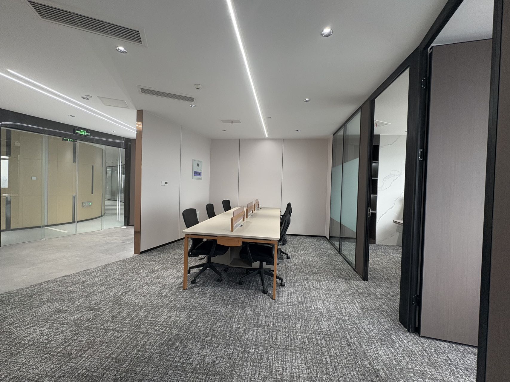 成华区邻东郊记忆创业小面积 95.67平 2隔间8工位 高区视野 含物业费 带家具 多弗国际办公室出租