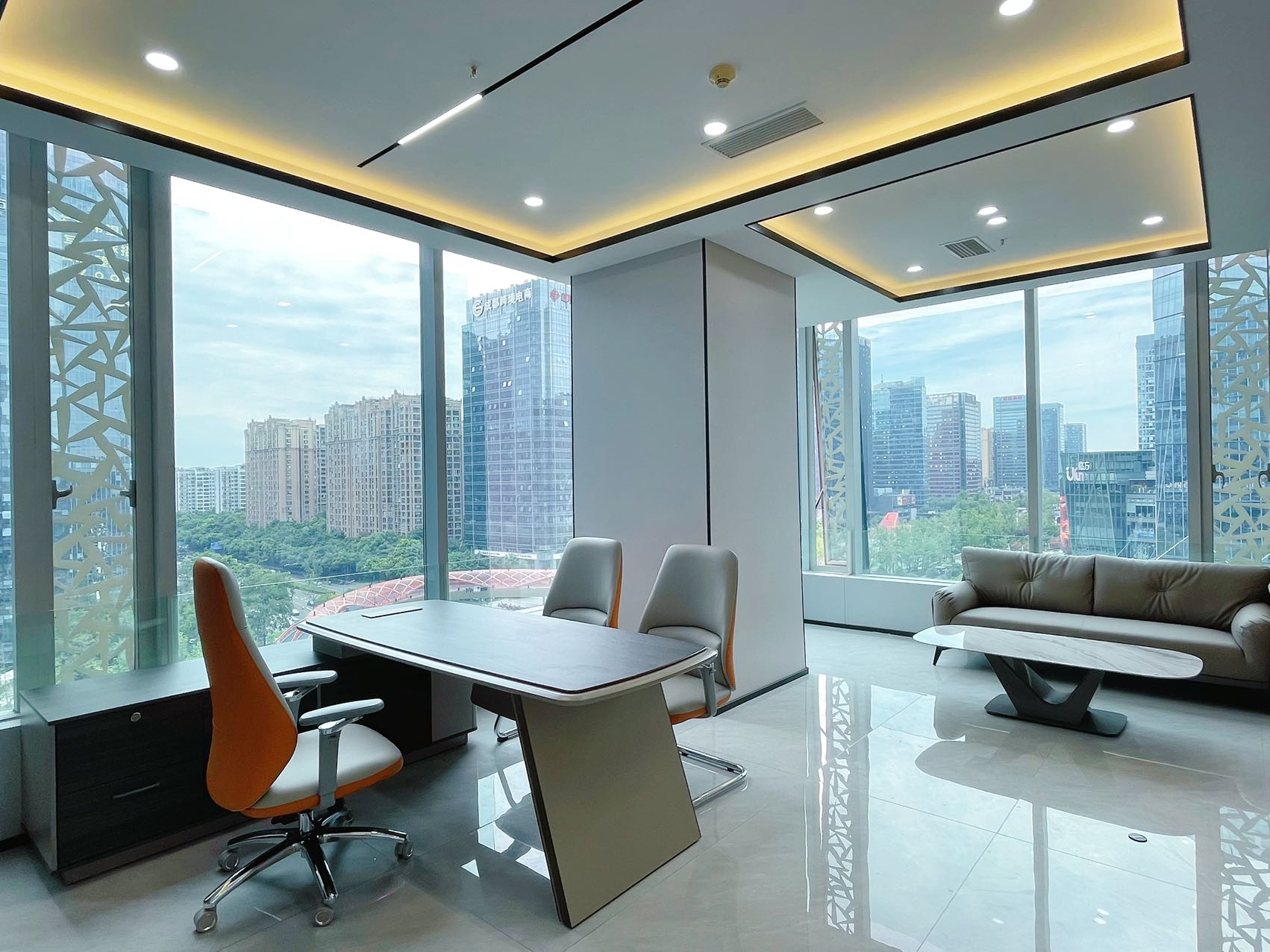 金融城三面采光优质户型 按套出租 5隔间16工位 视野非常安逸 轻奢新装 通透大气不失格调 中航国际广场办公室出租