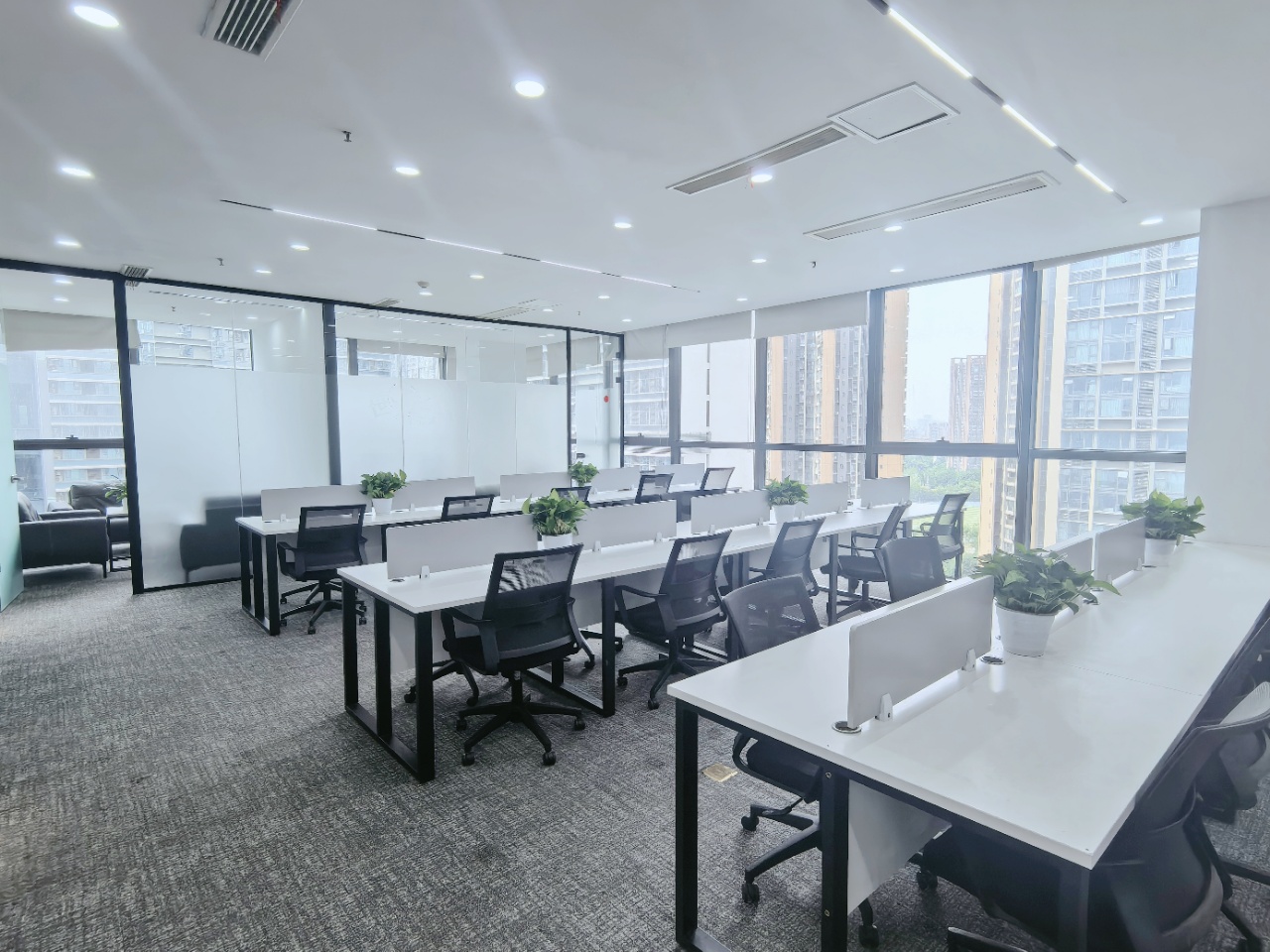 攀成钢东大路地铁口 套租双面采光 5隔间30工位 24小时空调 报价含物业费 蔚然中心办公室出租