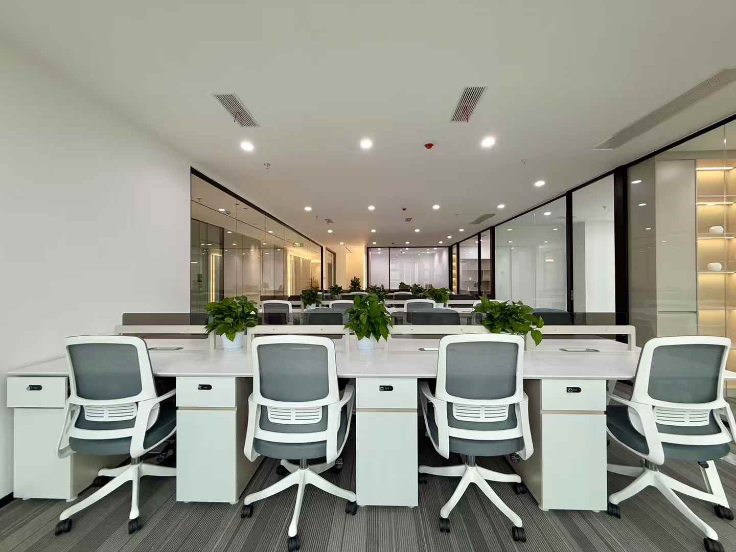 中和6号线张家寺地铁口 302平方 双面采光 5隔间工位 地铁口无加时费 香榭国际办公室出租