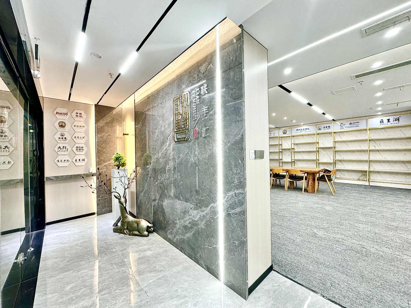 三街品质楼盘 4隔间46工位或者7隔间36工位 24小时空调自控 精装现代风 含家具 节能大厦办公室出租