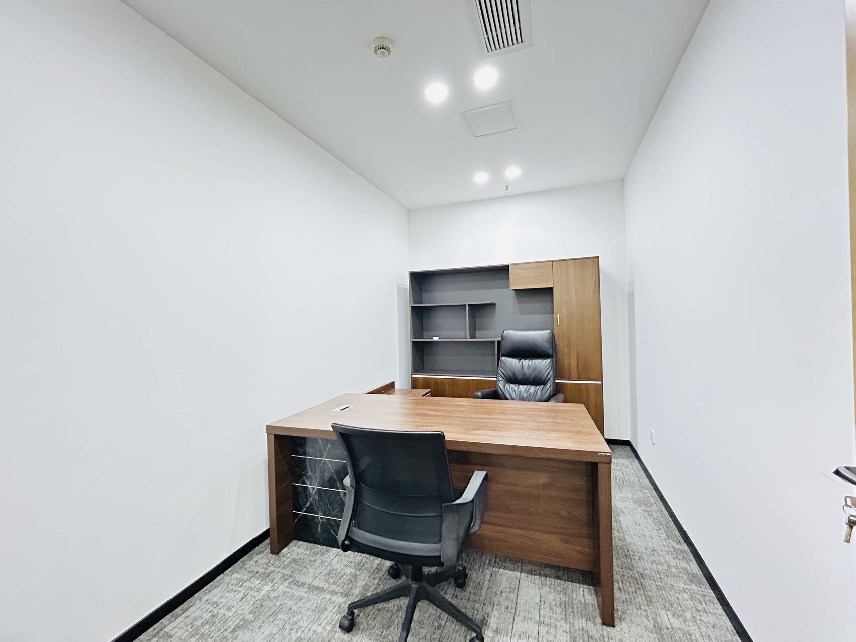 环球中心地铁口高区精装房源 视野非常安逸 按套出租 7隔间20工位 报价含物业费 环球中心办公室出租