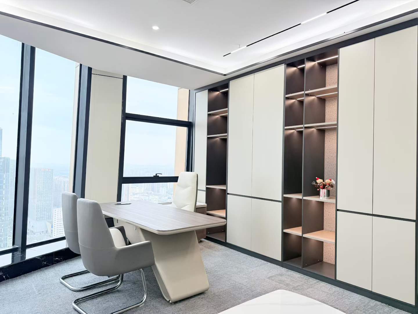 紧邻金牛万达 552平 8隔间40工位 高区电梯口 户型方正 通透 视野巴适 接待办公都可 北成8号办公室是出租