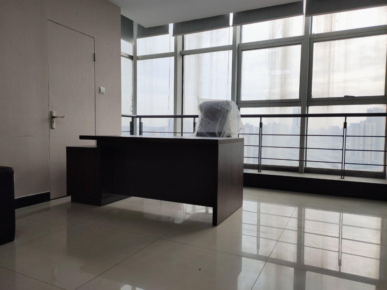 锦江区东大路地铁口国嘉新视界189平精装办公室 带家具 户型方正 交通便利