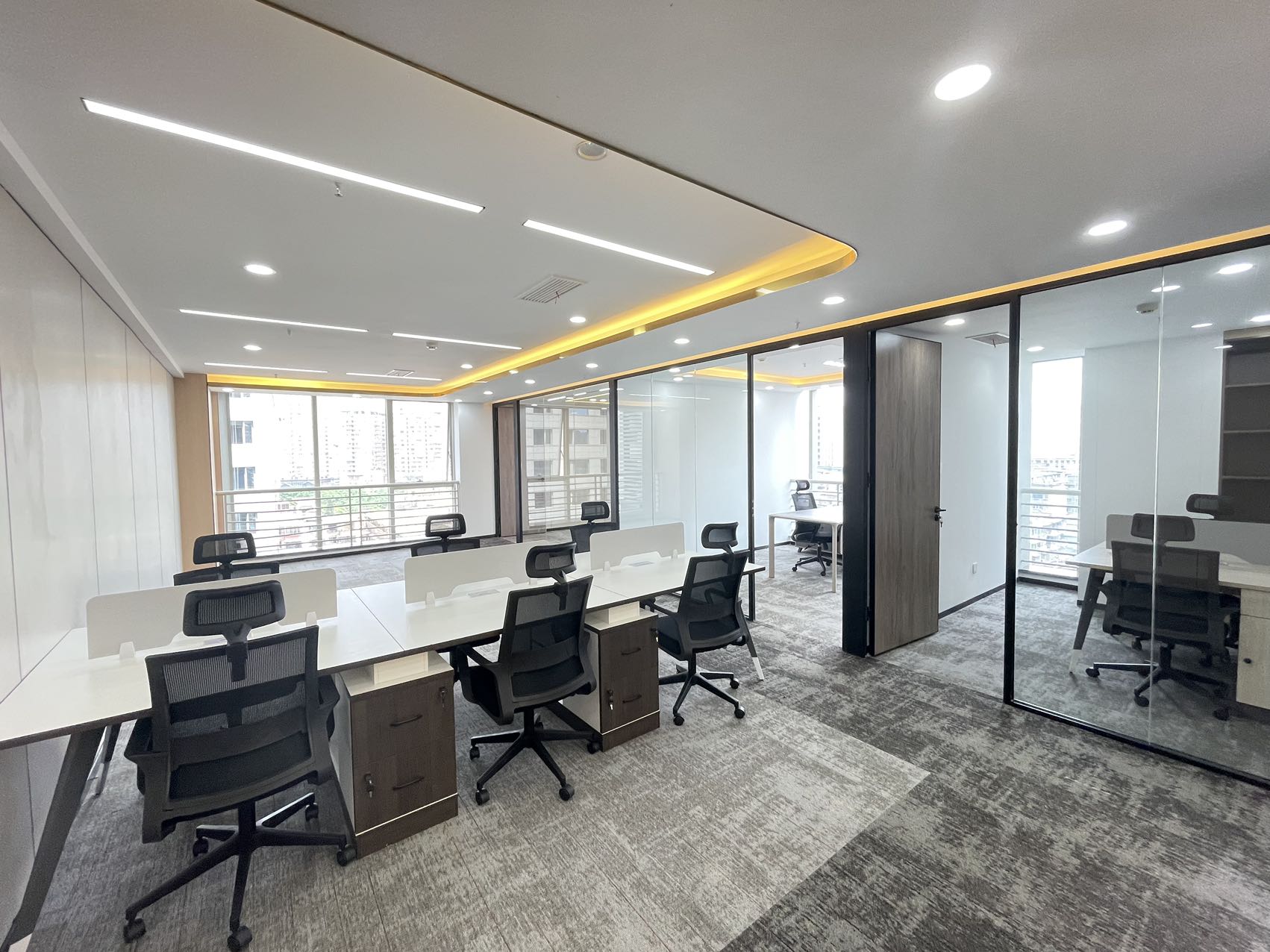 东门大桥地铁口套租 4隔间18工位 24小时空调 双面采光 户型方正 采光视野好 东方广场办公室出租