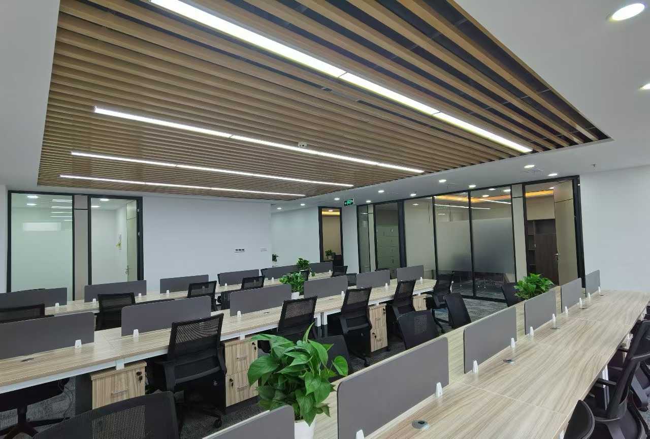 火车南站甲级精装电梯口户型 285平方 特价出租 3独立隔间1会议室42工位 朝东 有摆渡车 安格斯国际办公室出租