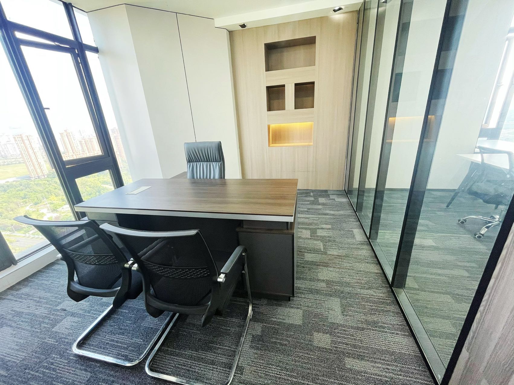 8号线十里店地铁三四百米 套租小面积 3隔间11工位 双面采光 视野巴适 24小时空调 报价含物业费 龙光世纪办公室出租