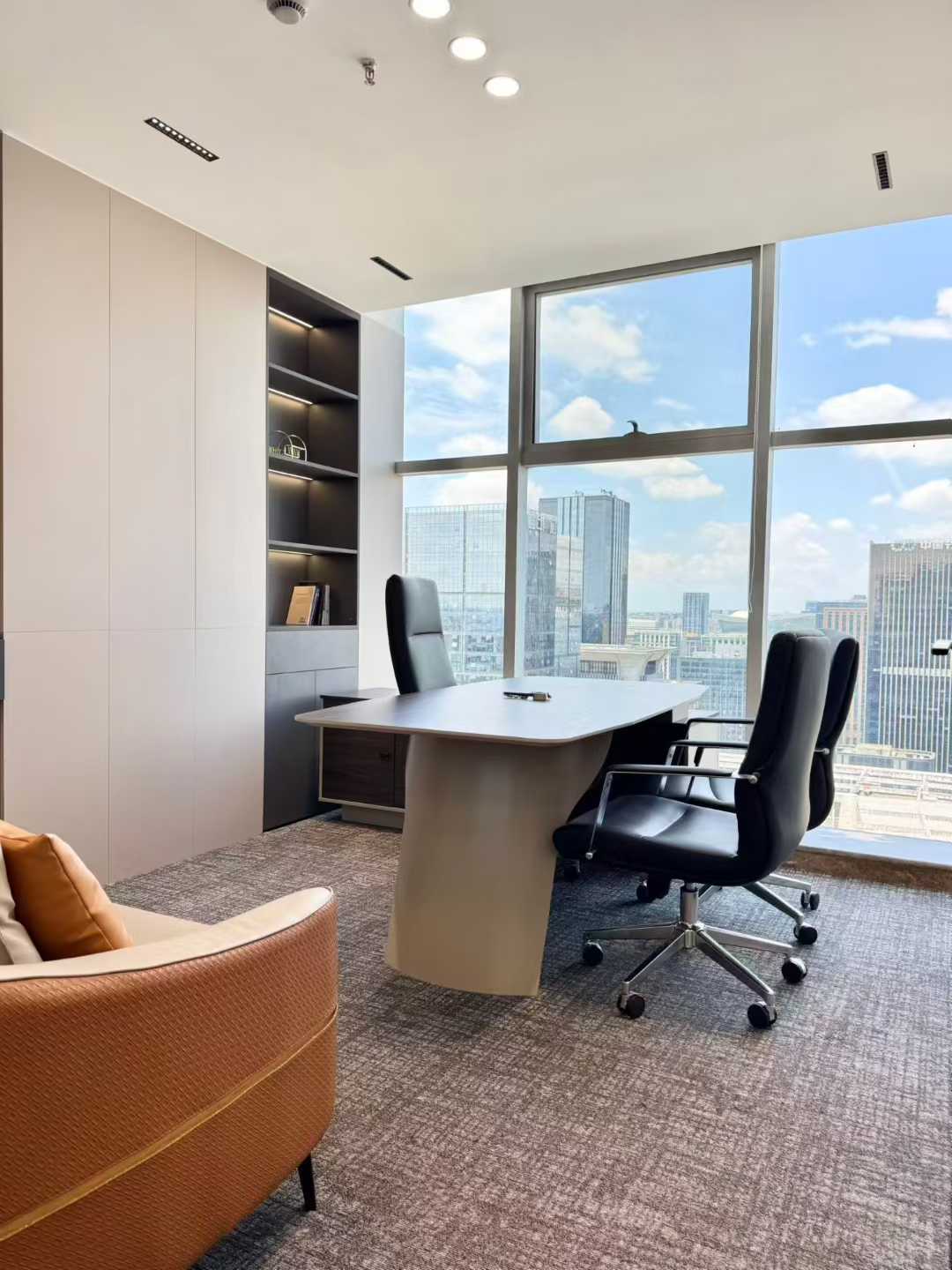 高新区天府三街甲级双面采光精装楼盘 528平方 6隔间60工位 看龙泉山 视野绝佳 香年广场办公室出租