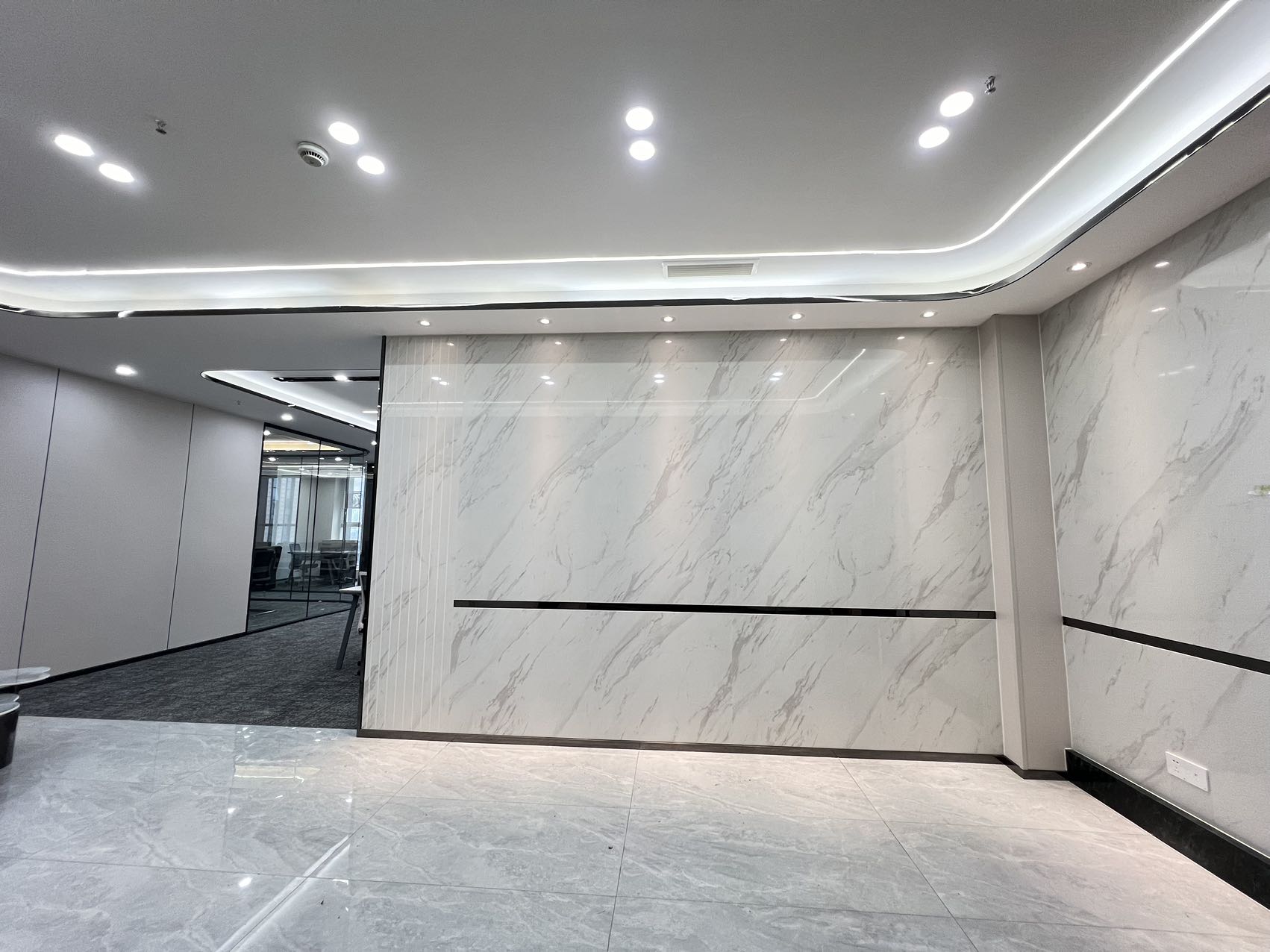 金融城高性价比房源 5隔间30工位 双面采光新装修 利用率高 报价含物业费 布鲁明顿办公室出租