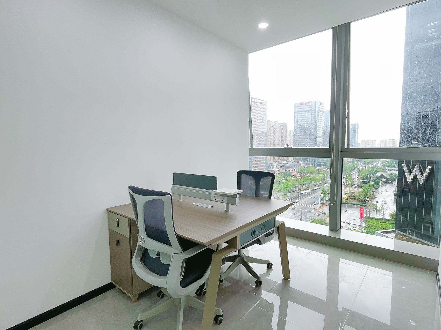 金融城悠方购物中心上方 285平 5隔间22工位 双面采光24小时空调 随开随关 誉峰国际M3办公室出租