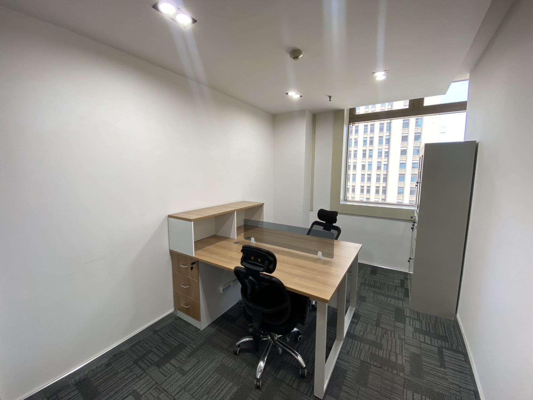 世纪城地铁400米 户型方正 187平方 3隔间15工位 双面采光 带家具 首东置业办公室出租