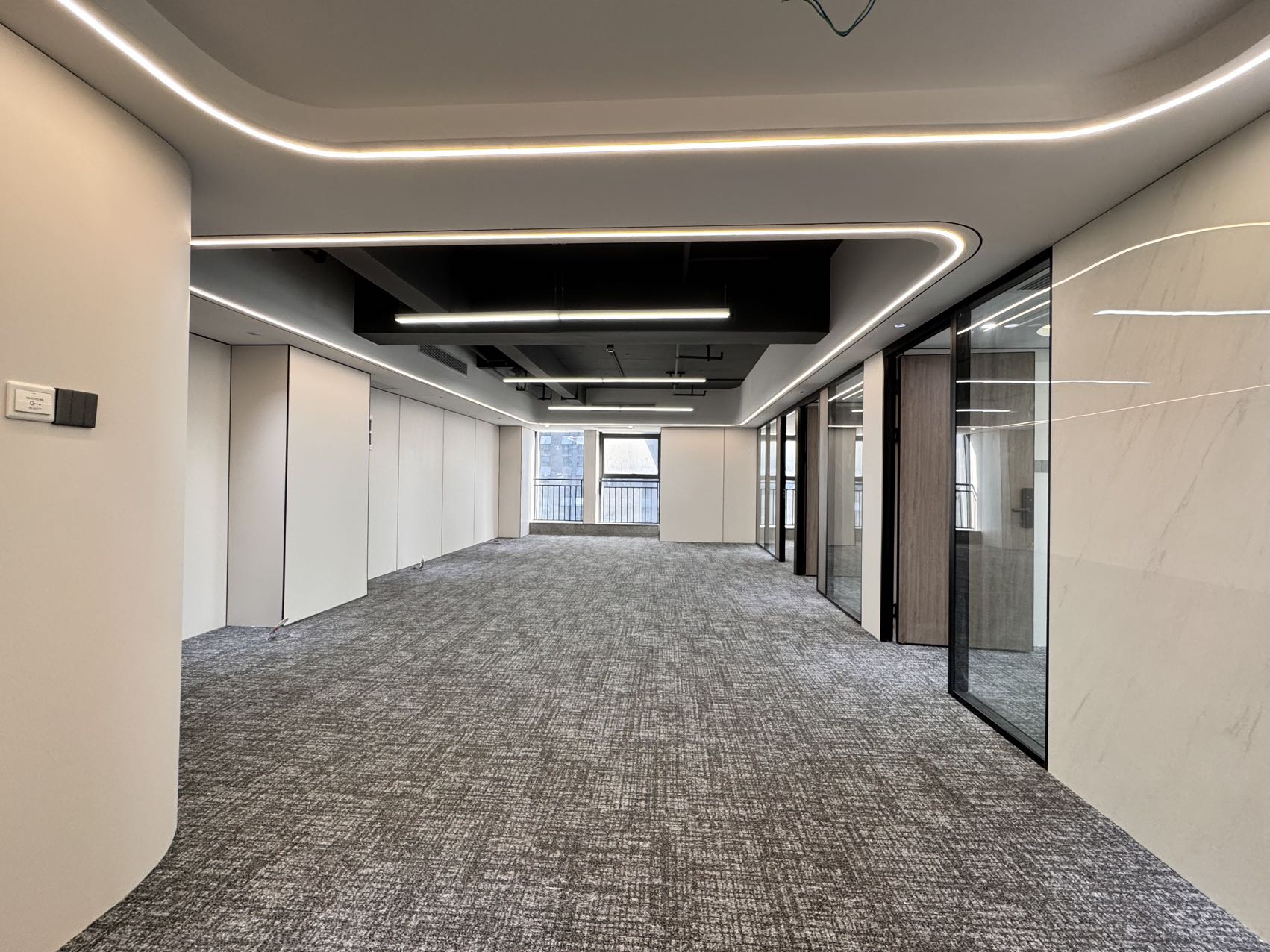 南边锦江区 琉三路附近 服务面积 205平 3隔间22工位 精装带家具 户型方正 带食堂 汇融广场办公室出租