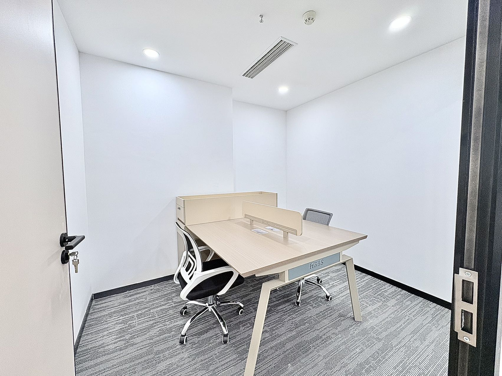 金牛区紧邻荷花池 双地铁口 165平 3隔间12工位 户型方正 大小面积均有 含家具 迈里中心办公室出租