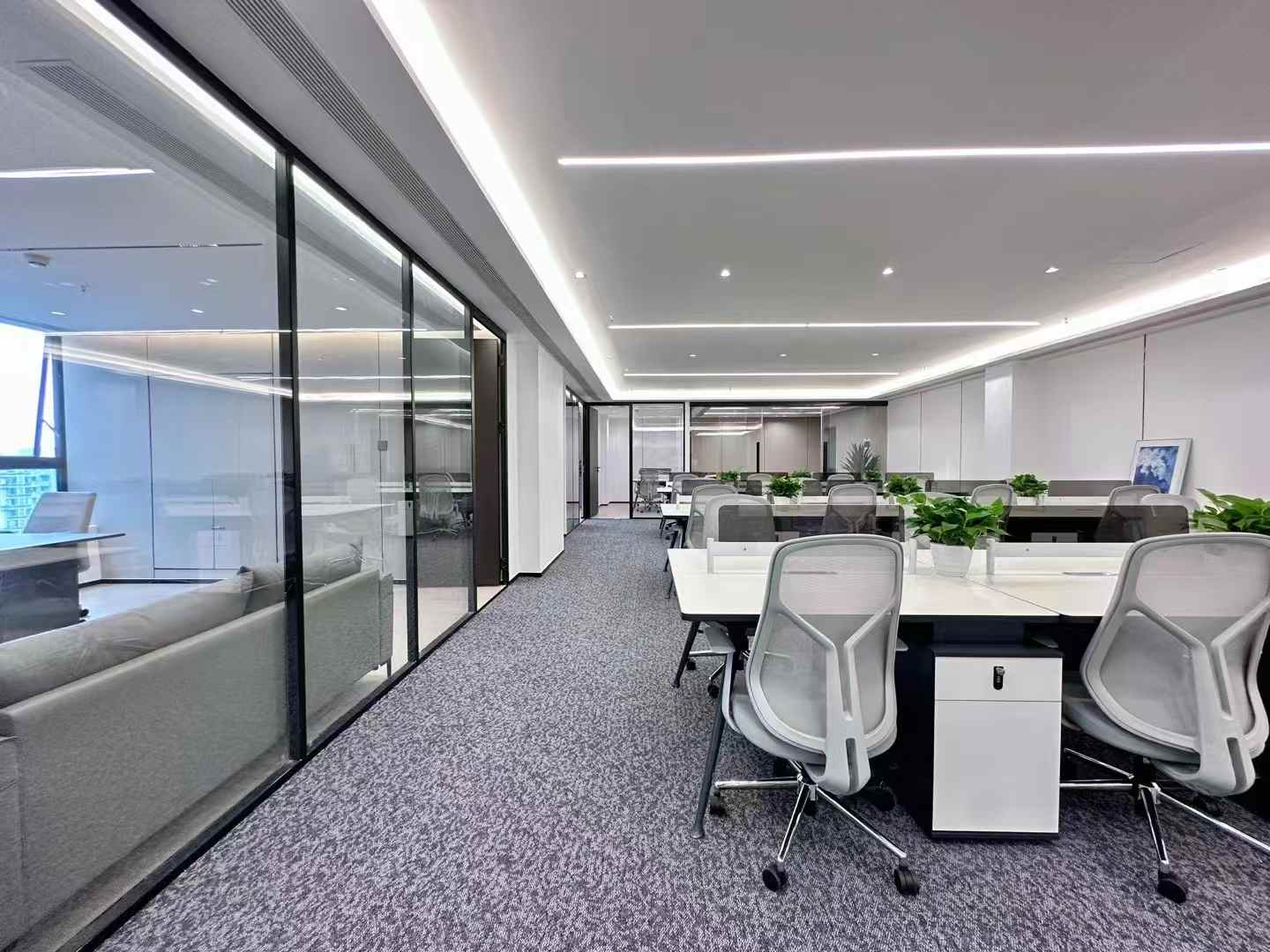 孵化园金融城版块 装修再度升级 348平 6隔间24工位 可升降老板桌 灵活变动 中航国际交流中心办公室出租