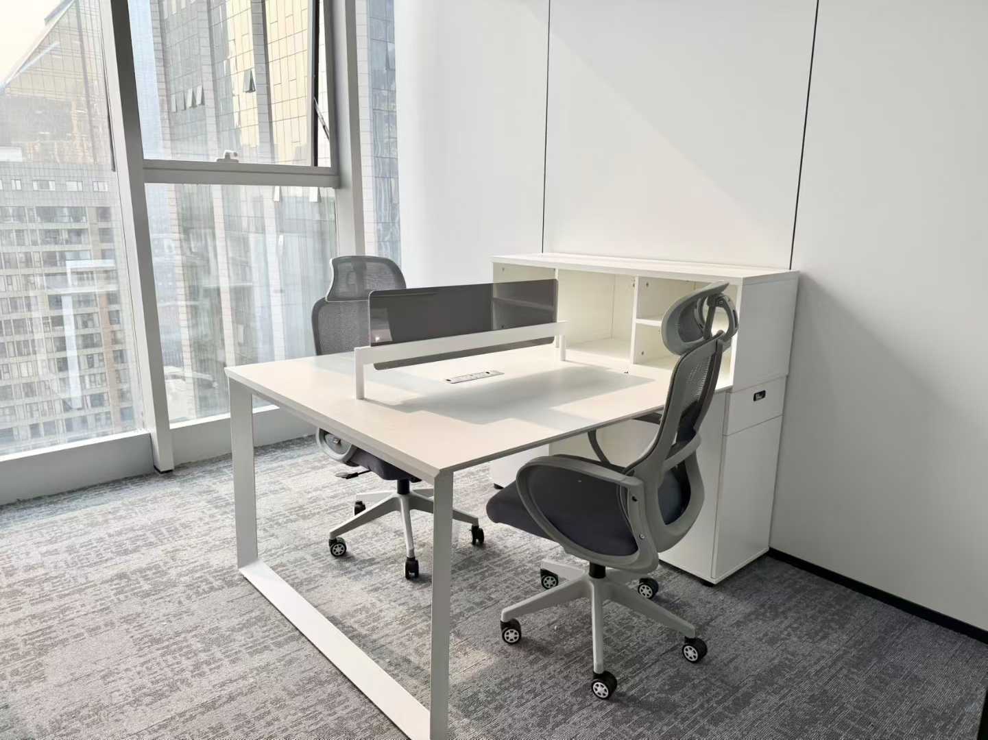 南门9号线芯岛三四百米 306平 4隔间32工位 西南双面采光 精装带家具 视野巴适 嘉润金融科技中心办公室出租