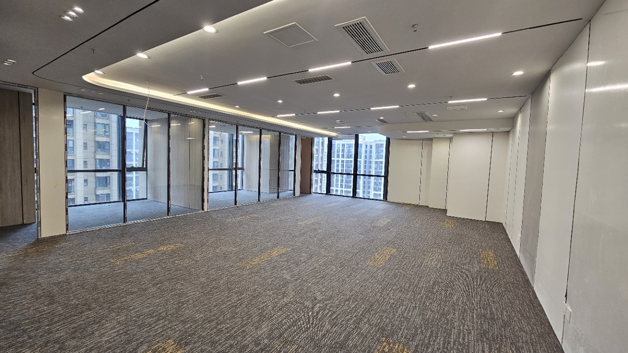 高新区孵化园推荐楼盘 269平双面采光 报价含税 西南朝向 交通生活便利 楚峰国际办公室出租