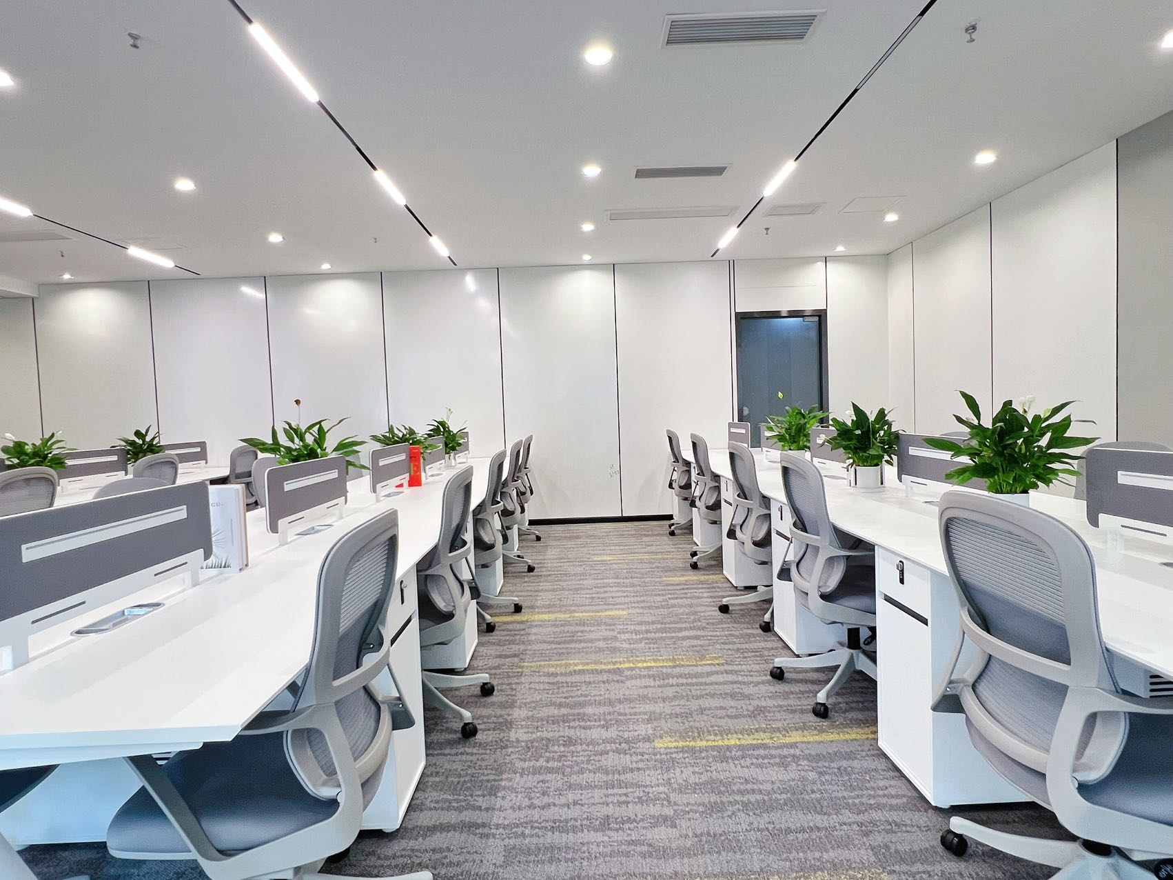 孵化园甲级楼盘 252平方电梯口户型 4隔间30工位 近地铁 地铁三线交汇 阳光金融中心办公室出租