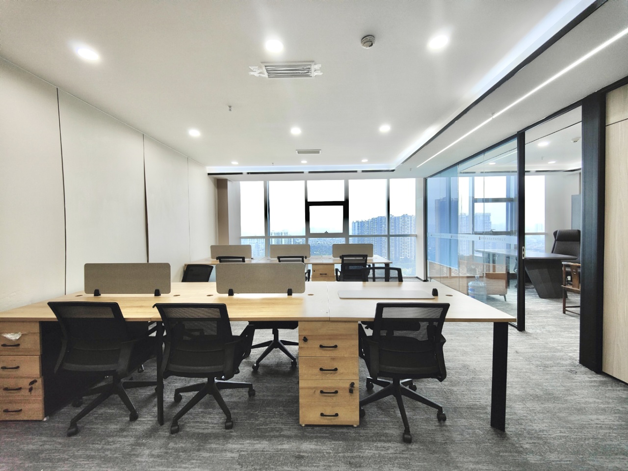 5号线骑龙地铁几百米 高区落地窗 视野巴适 按套出租3隔间18工位 带家具 24小时空调 美行中心办公室出租|双流区写字楼|双流区办公室|租小团