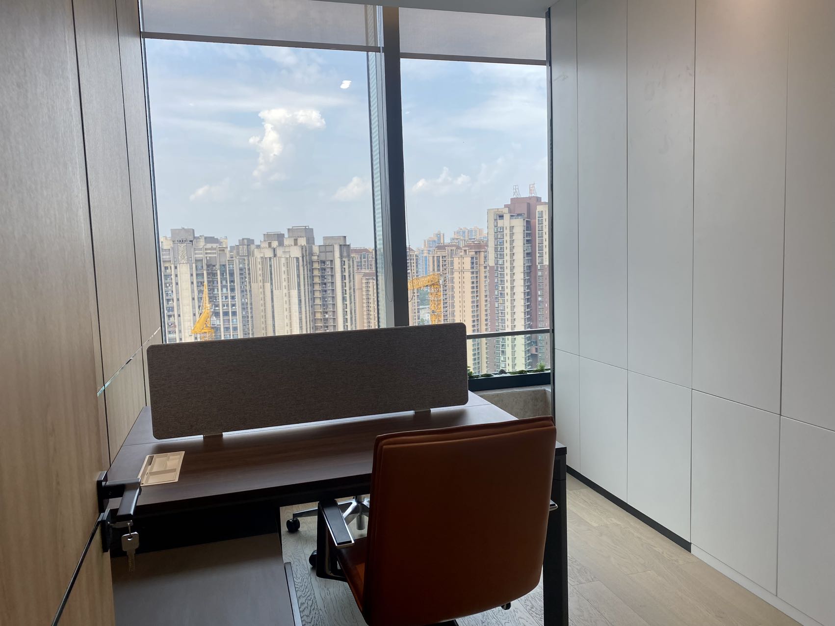 攀成钢超甲写字楼 豪装房 220平 5隔间12工位 双面采光 视野采光舒服 IMP环球都汇广场办公室出租