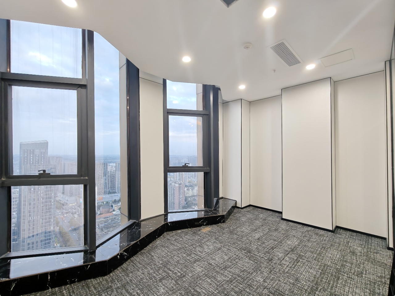 金牛万达旁人民北路 甲级高区 148平方 3隔间12工位 高区视野巴适双面采光  精装带家具 层高高 近地铁 北成8号办公室出租