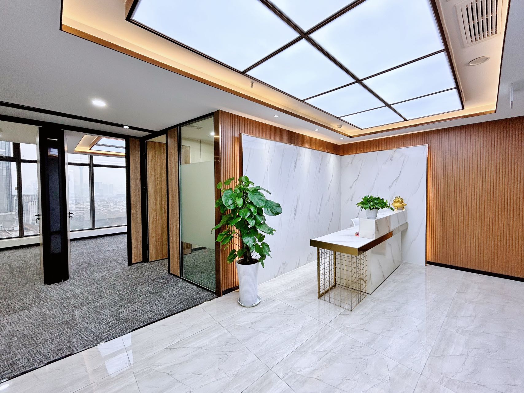 成华区杉板桥地铁四五百米 近东郊记忆 243平 4隔间24工位 落地窗 视野巴适 多弗国际办公室出租