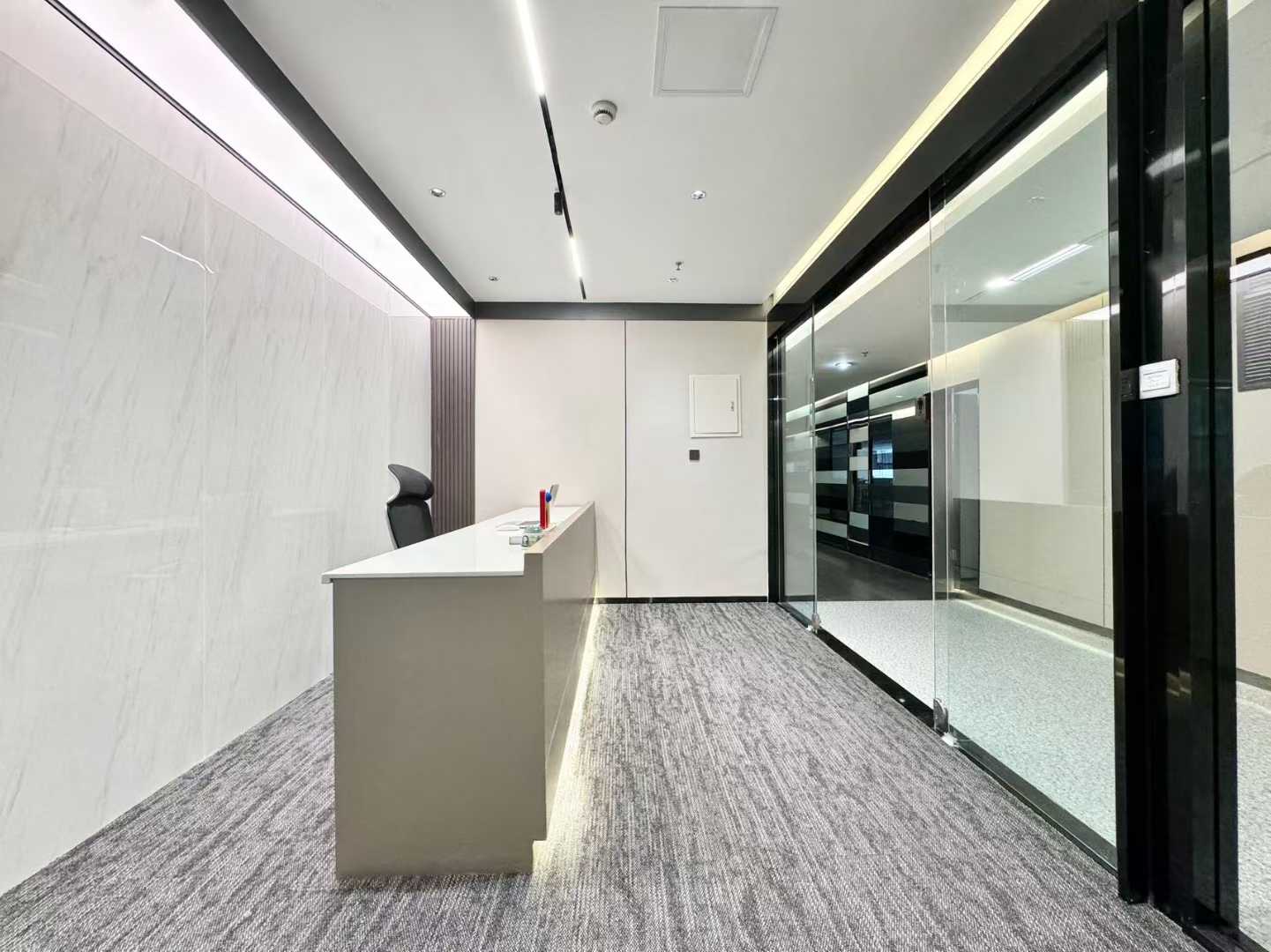 天府三街近地铁 低区大落地玻璃窗 电梯口 套租 5隔间28工位 精装带家具 装修新颖 香年广场办公室出租