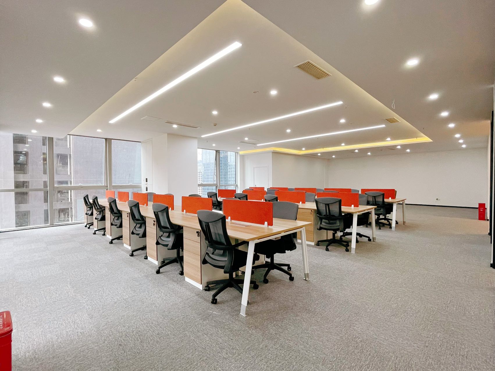 金融城誉峰国际精装现房 386平方 7隔间48工位 双面采光 24小时空调 办公室出租