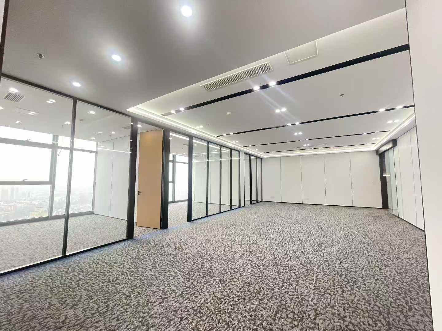 成华区十里店地铁口甲级楼盘 289平 4隔间30工位 高区视野无遮挡 大隔间 龙腾广场办公室出租