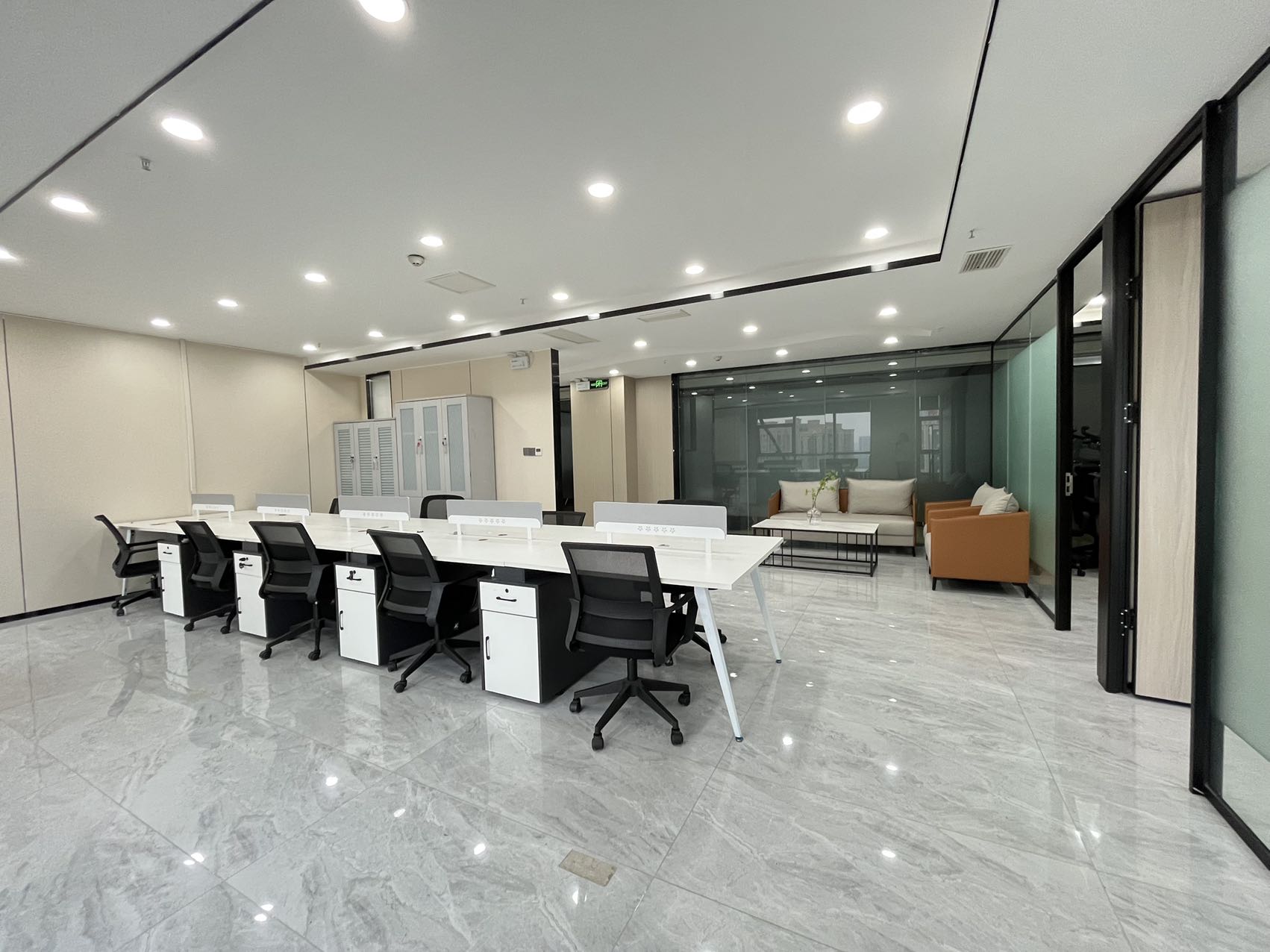 5号线骑龙地铁 套租含物业费 2隔间12工位 视野巴适 稀缺房源 欢迎咨询 美行中心办公室出租