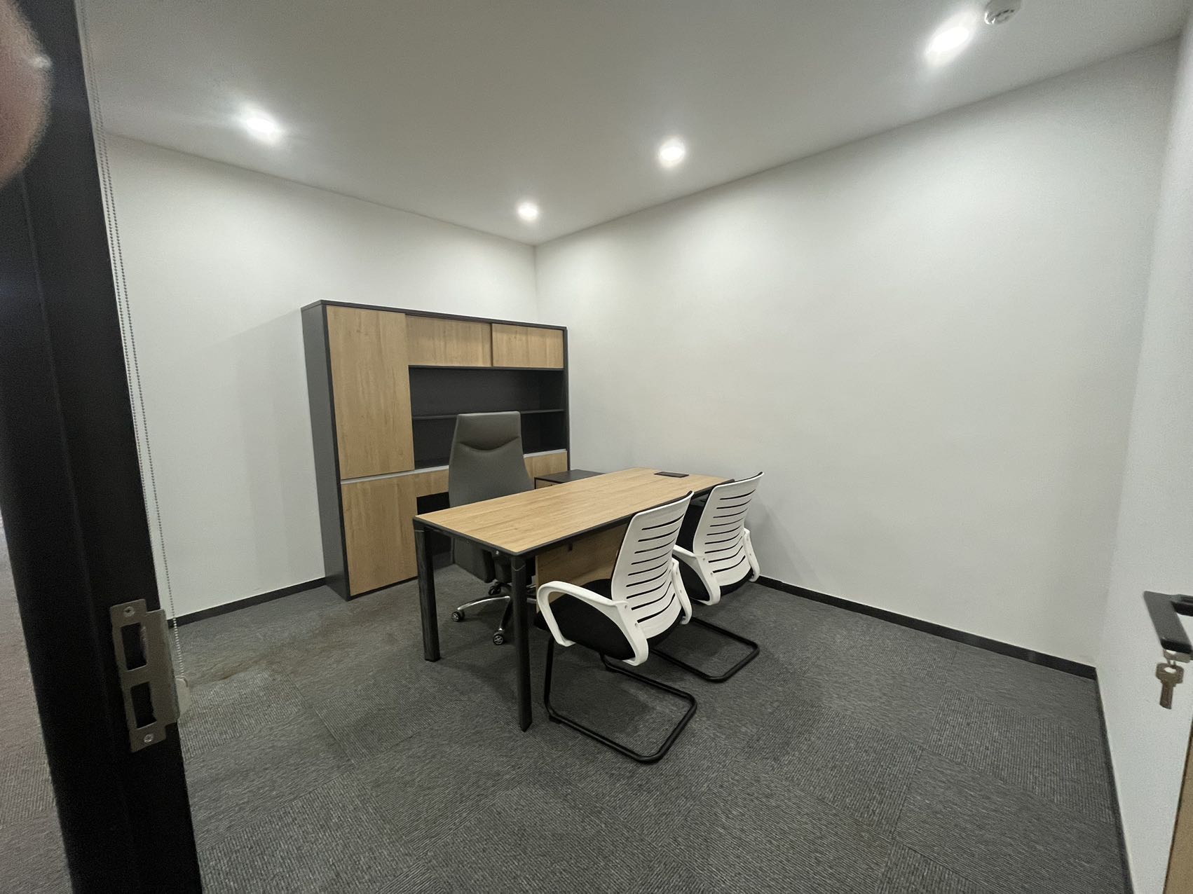 武侯区簇桥地铁口富顿中心239平精装办公室 户型方正，全新带家具