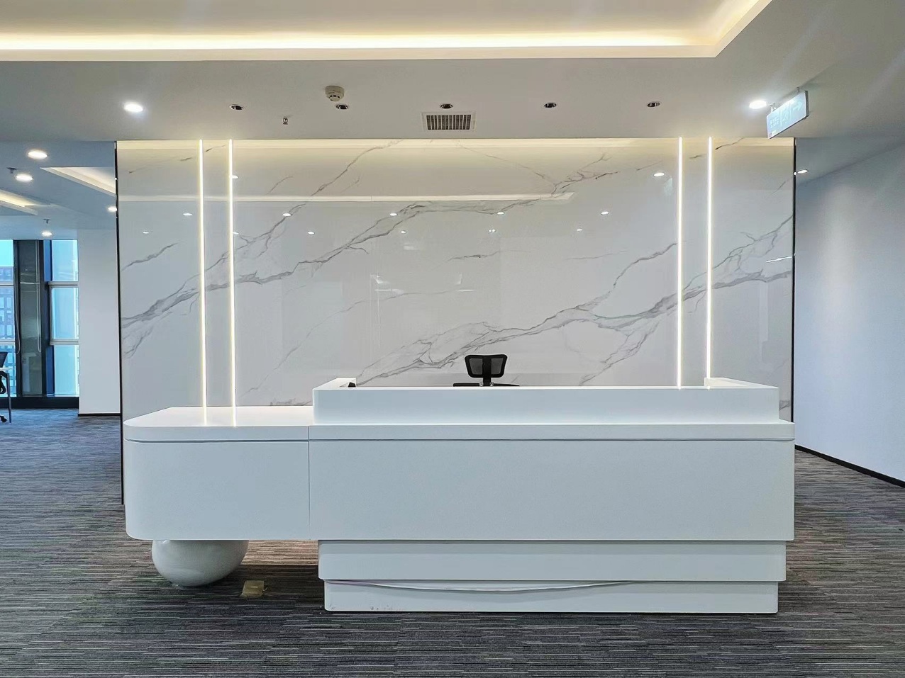 天府三街超甲写字楼 24小时空调 4隔间52工位带机房 大前台 双面采光 节能大厦办公室出租