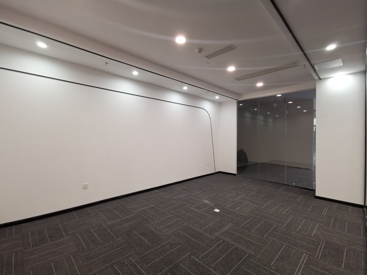 创意中心 360平米特殊含义房间号，超大开间5隔间44工位