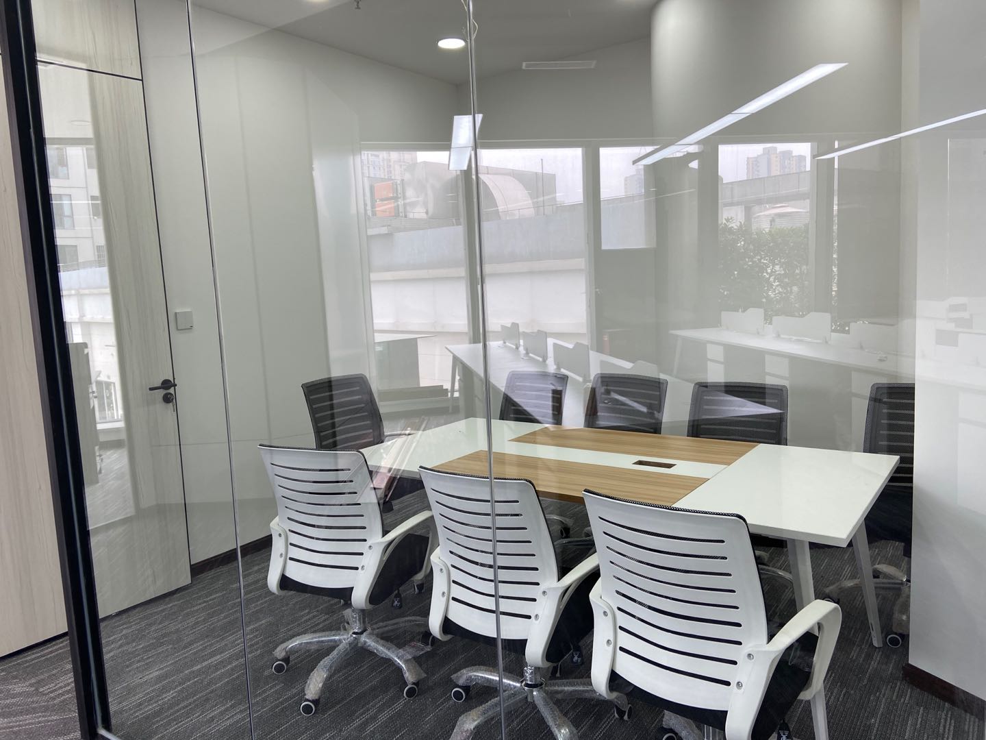 成华区 多弗国际216平米  3隔间24工位高端办公室