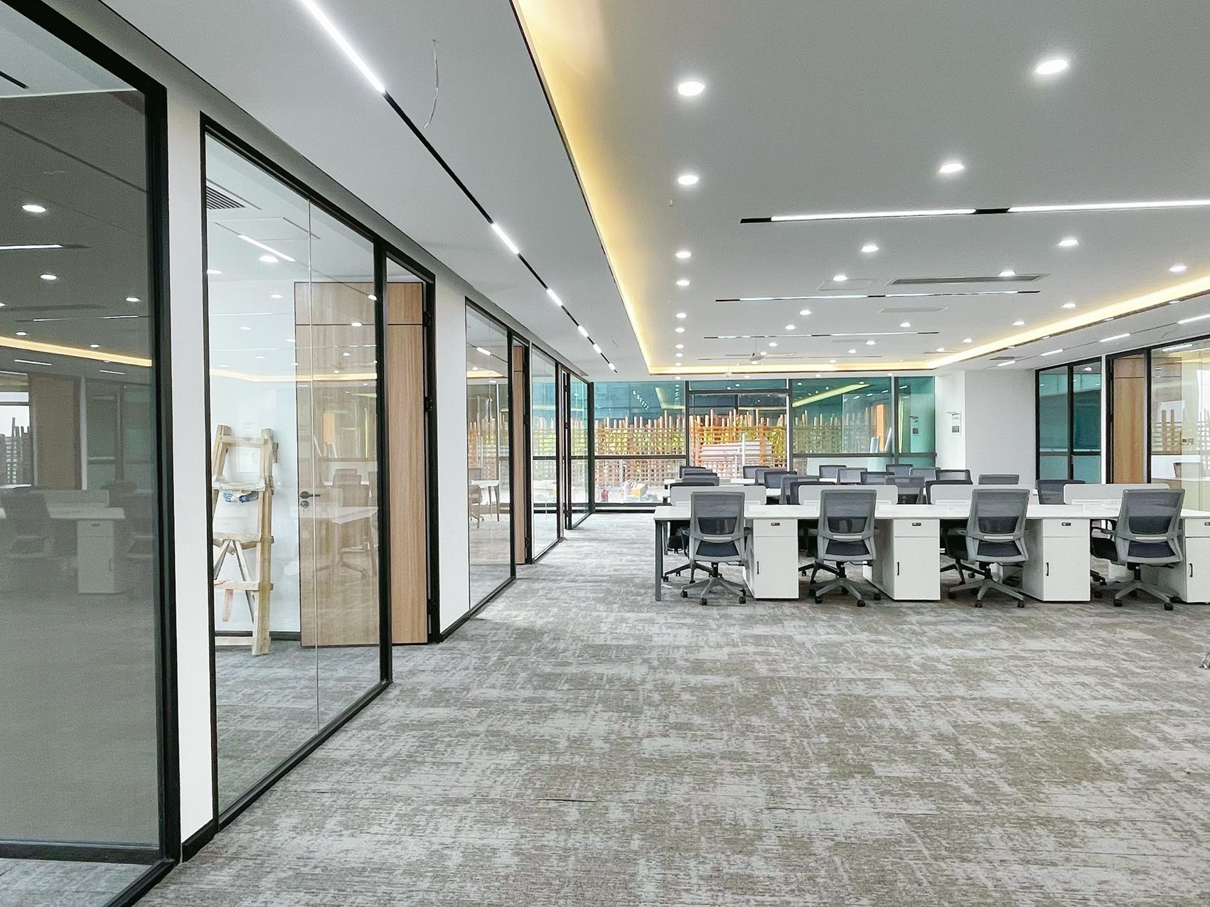 世纪城蜀都二级精装好房 6隔间1会议室40工位 带阳台 电梯口 通上下水 蜀都中心办公室出租