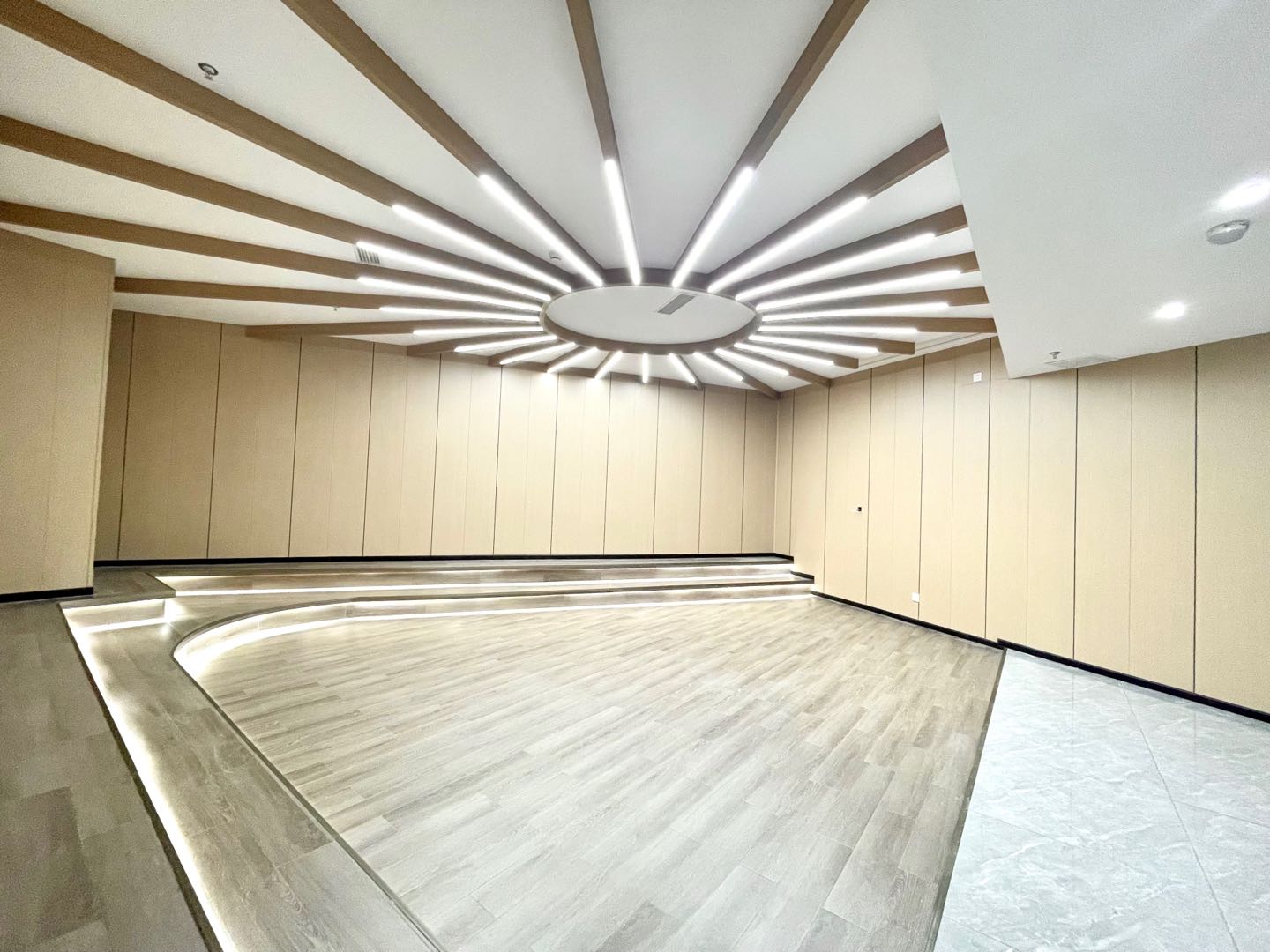 高新区新川科技园 地铁1号线 五根松 广都 创意中心  241平出租精装带家具