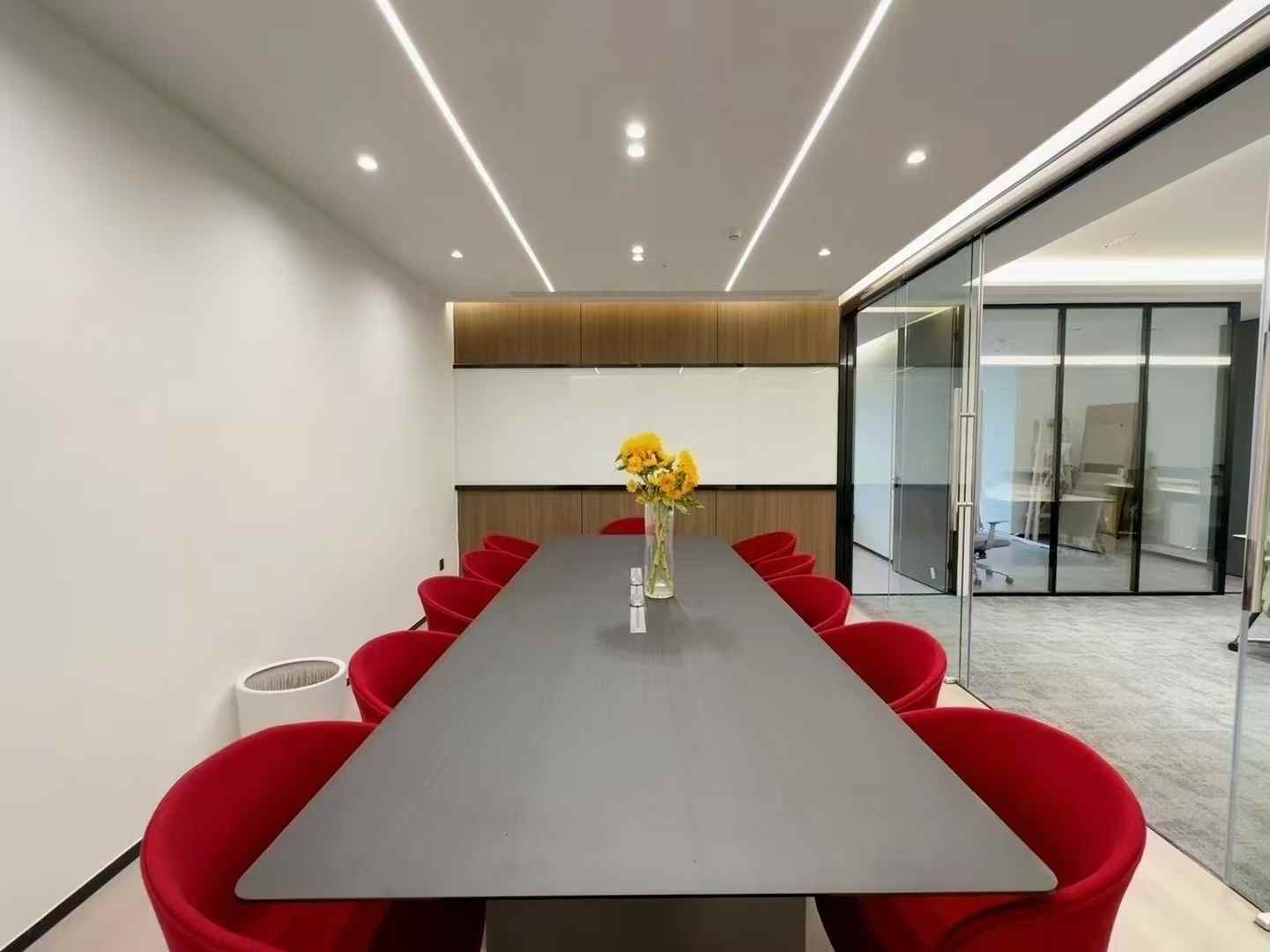 高新孵化园三地铁线交汇 交通位置非常方便 按套出租 6隔间18工位 户型方正  含物业费 奥克斯办公室出租