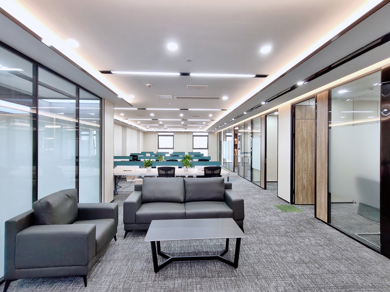 西门青羊区 成都西站地铁口 323平方 6隔间40工位带会议室 双面采光 24小时空调 安格斯恒通办公室出租