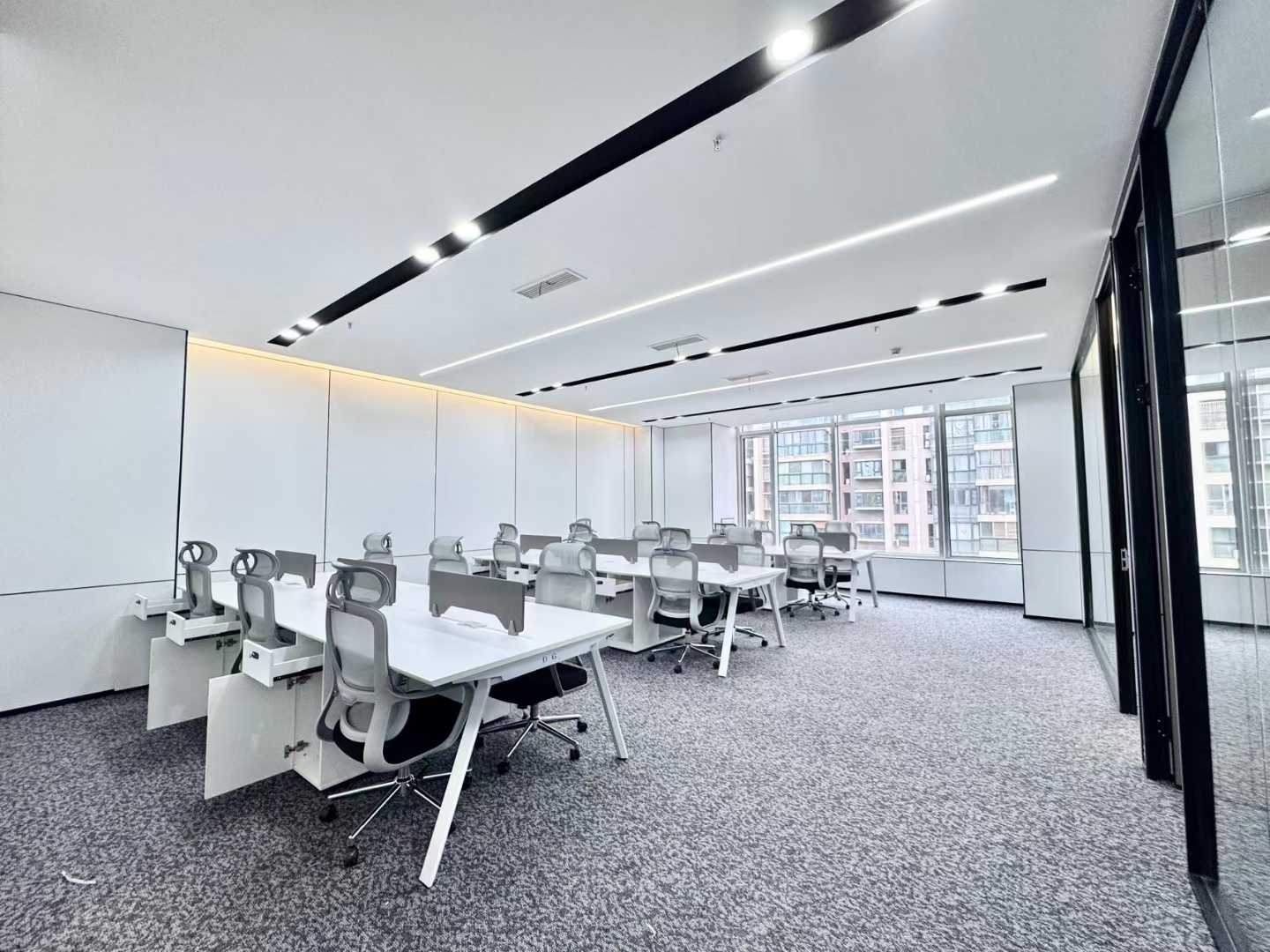 红牌楼商圈新楼盘 247平 3隔间22工位 户型方正 大背景墙 含税带家具 鼎冠中心办公室出租