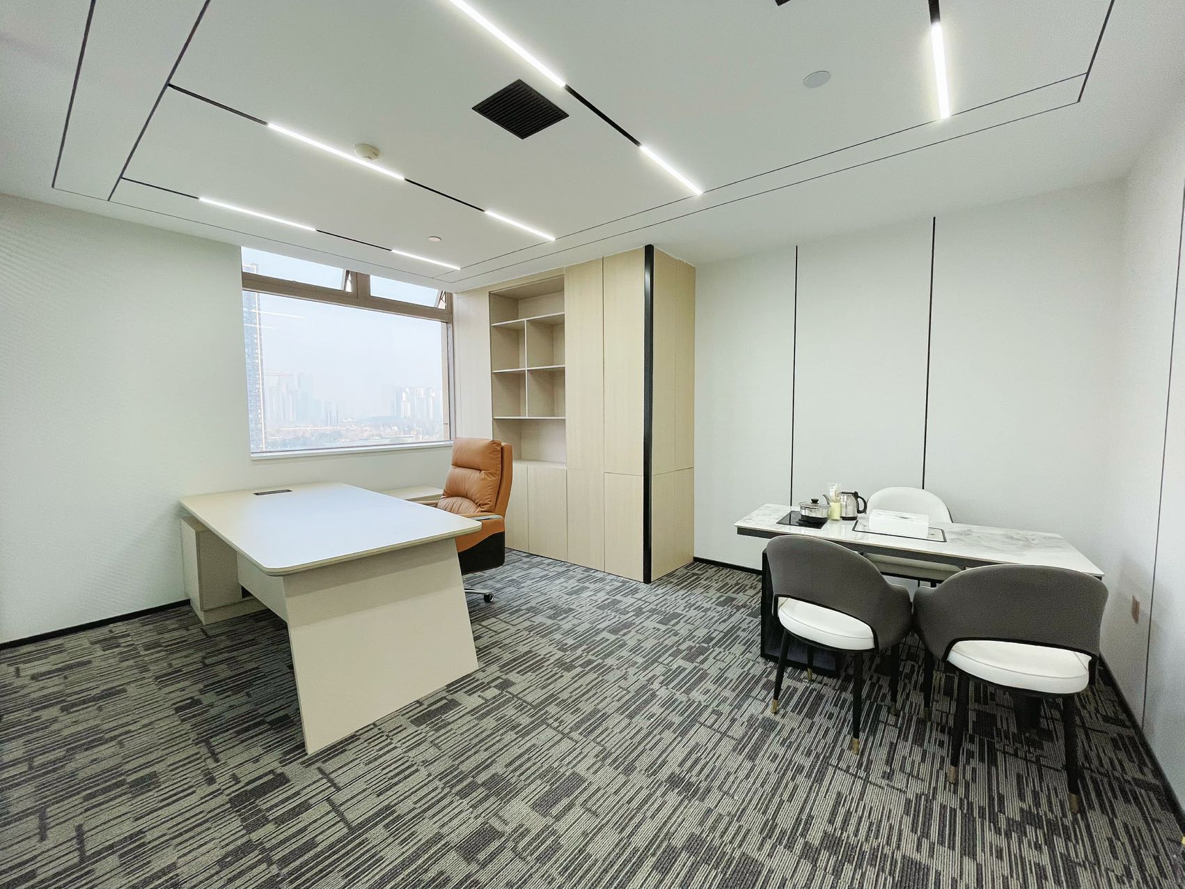 世纪城地铁四五百米 167平方 3隔间14工位 带10人会议室 精装带家具 首东置业办公室出租