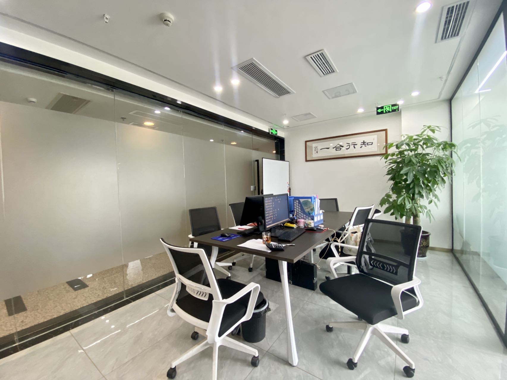 高新区环球中心精装办公室带家具 120平 3隔间8工位