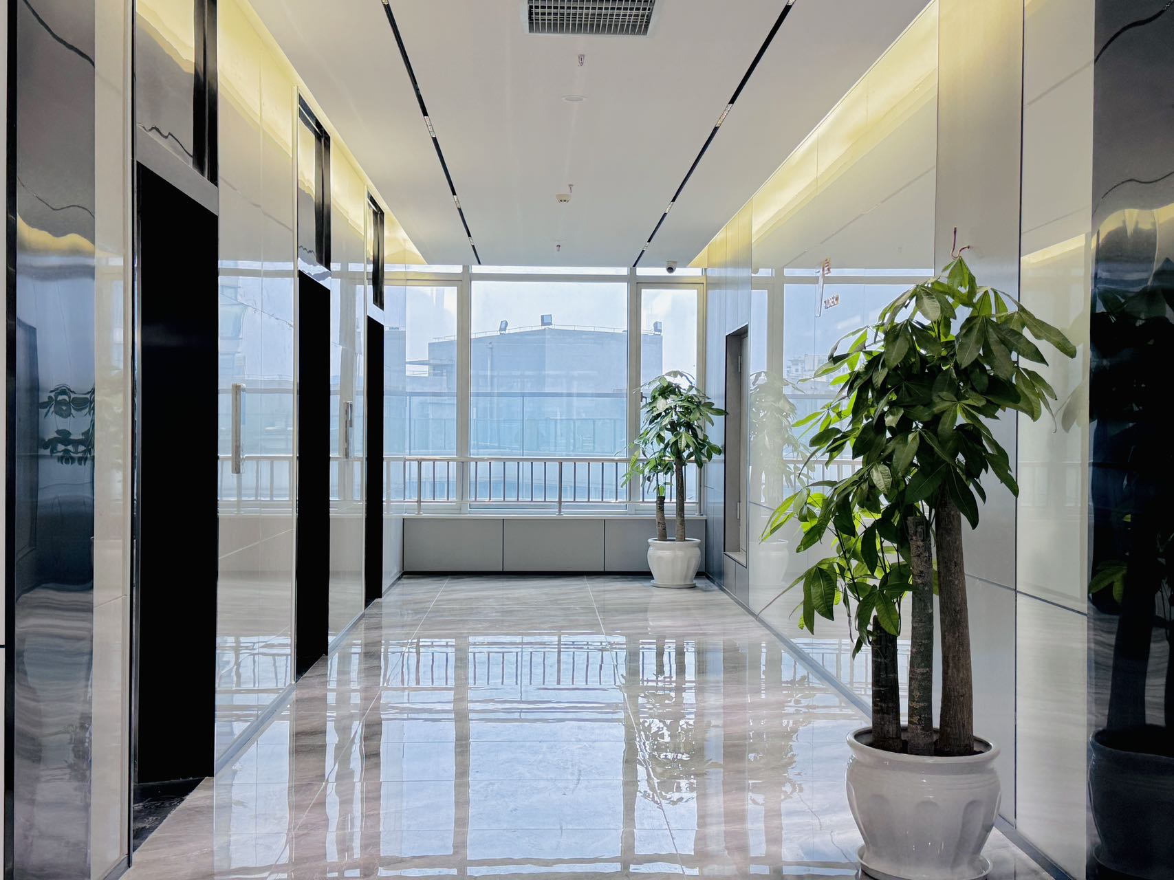 武侯区红牌楼版块小户型出租 154平方 2隔间14工位 24小时空调 进地铁口 鼎冠中心办公室出租