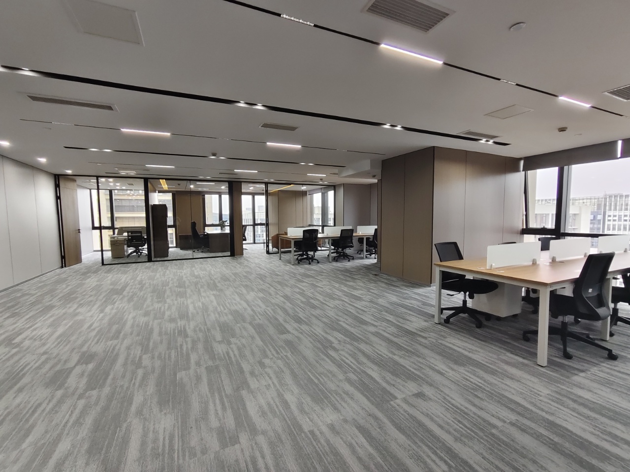 高新区孵化园地铁400米 355平方 5隔间40工位 户型方正 精装带家具 三线地铁交汇 新中泰国际办公室出租