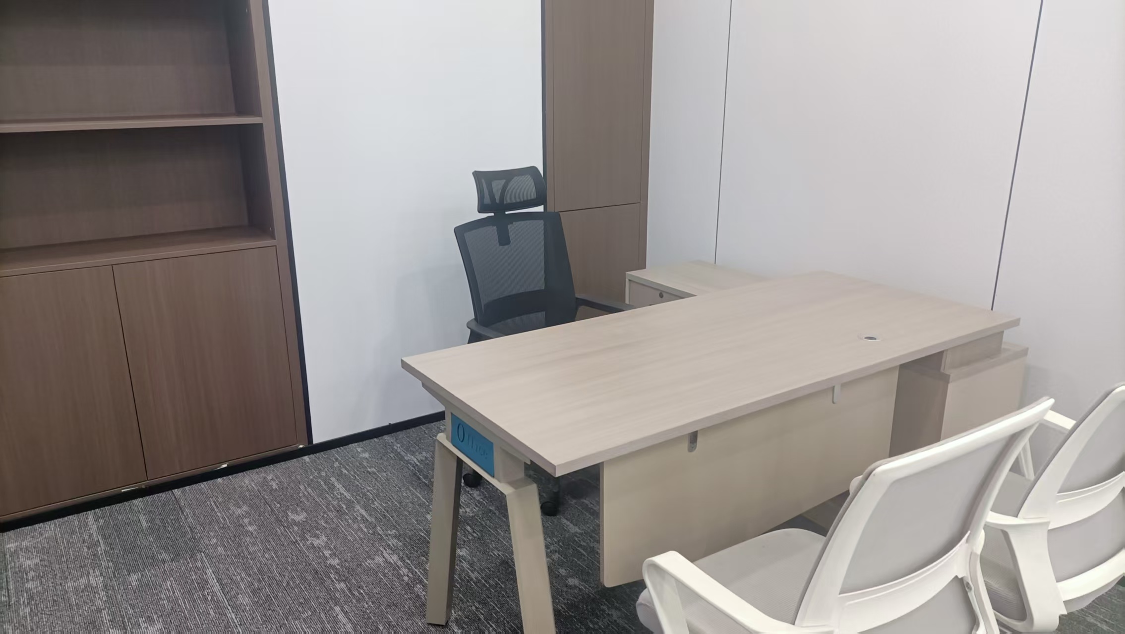 高新地铁三四百米 精装户型 价格含物业费 4隔间40工位 户型方正 中航城市广场办公室出租