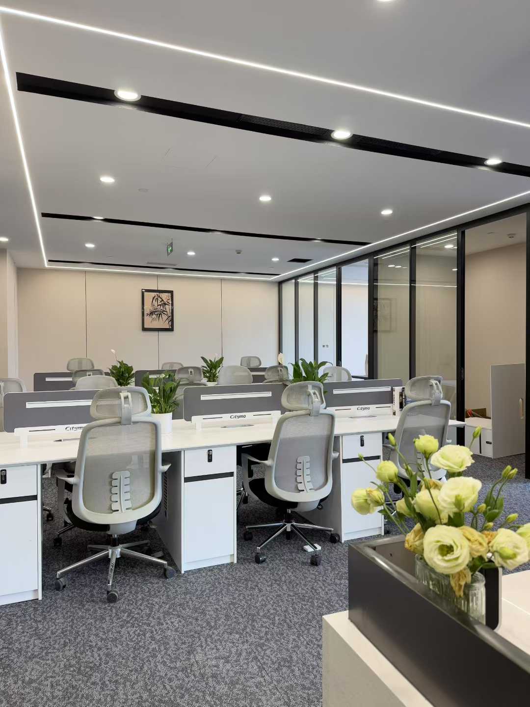 天府三街地铁口高品质装修房源 286平方 4隔间20工位 正对电梯口 24小时空调 新希望国际办公室出租